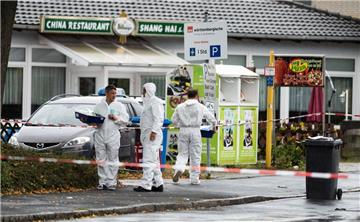 Ermittler der Polizei stehen am abgesperrten Tatort. Eine Frau ist am Donnerstag in Göttingen auf einer Straße getötet worden. 