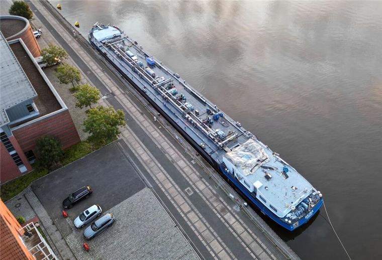 Nach erneutem Schiffsunfall: Huntebrücke weiter gesperrt Erneut ist ein Binnenschiff gegen eine Eisenbahnbrücke in Elsfleth im Landkreis Wesermarsch gefahren und hat diese beschädigt. Wann wieder Züge über die Brücke fahren können, ist unklar.