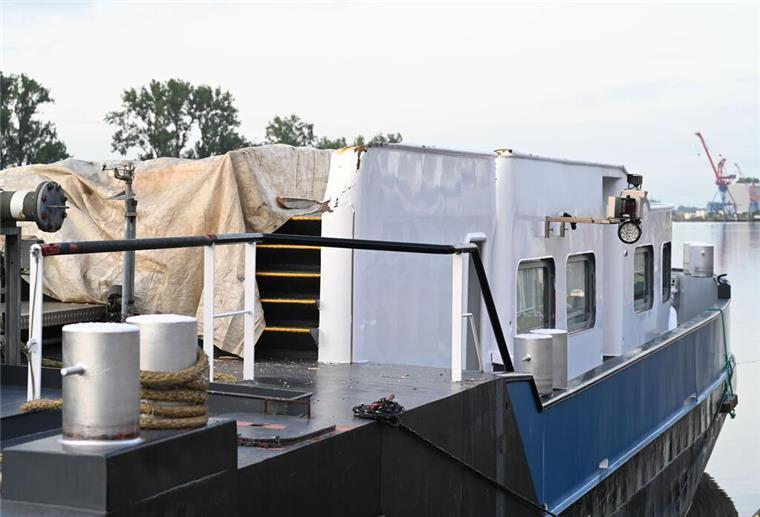 Nach erneutem Schiffsunfall: Huntebrücke weiter gesperrt Erneut ist ein Binnenschiff gegen eine Eisenbahnbrücke in Elsfleth im Landkreis Wesermarsch gefahren und hat diese beschädigt. Wann wieder Züge über die Brücke fahren können, ist unklar.