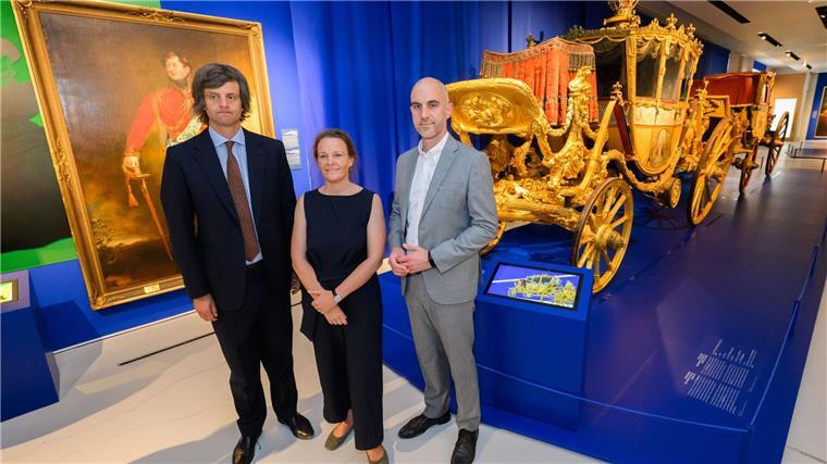 Kutschen der Welfen als neue Attraktion im Barockgarten Ernst August Prinz von Hannover (links), Hannovers Kulturdezernentin Eva Bender und Oberbürgermeister Belit Onay (Grüne) präsentieren die neue Ausstellung über das Königreich Hannover zwischen 1814 und 1866.