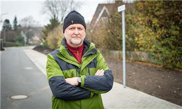 Mit Verspätung: Ernst Haacke muss 23000 Euro für den Ausbau der Lycker Straße bezahlen. Die Straße wurde vor Jahrzehnten provisorisch hergerichtet. Dass sie jetzt fertiggestellt wird, ärgert etliche Anwohner.