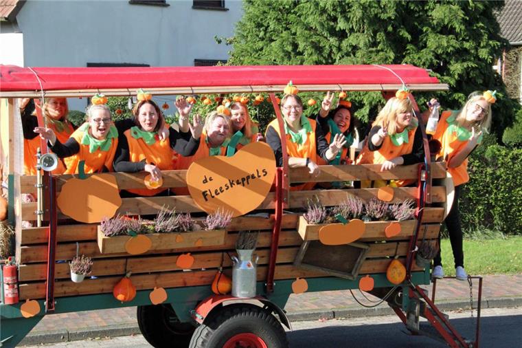 Erntefest in Uthlede: Die Wägen ziehen bei bestem Wetter durch den Ort.