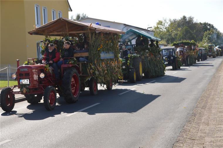 Ernteumzug durch Cappel und Spieka: Rund 20 Wagen waren dabei.