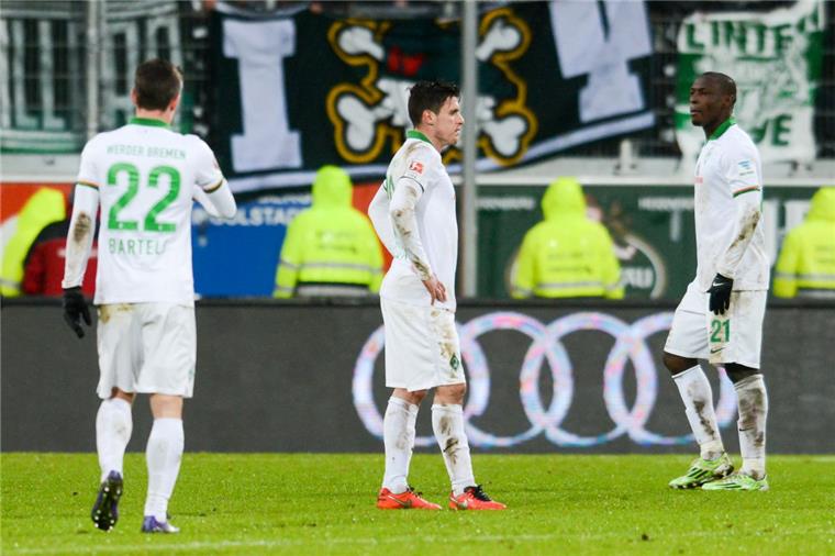 Werder taumelt dem Abgrund entgegen Ernüchterung bei Werder (von links): Fin Bartels, Zlatko Junuzovic und Anthony Ujah schleichen nach dem 0:2 in Ingolstadt vom Platz. Foto Weigel/dpa