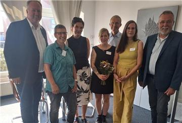 Eröffnung des Digitalcafés mit (v.l.): Oberbürgermeister Uwe Santjer, Manuela Fritz (Sozialarbeiterin), Andrea Klefke (Regionalleitung Cuxhaven/Stade), Thekla Maiwald (Sozialarbeiterin, alle Lebensraum Diakonie e.V.), Matthias Langer (Niedersächsisches Landesamt für Soziales, Jugend und Familie), Daniela Faber, (Geschäftsbereichsleitung Wohnungsnotfallhilfe Lebensraum Diakonie e.V.) und dem stellvertretenden Landrat Richard Schütt.