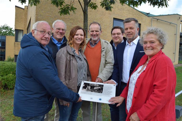 „Eröffnung“ mit Erinnerungstafel (von links): Ortsheimatpfleger Heinz Wilhelm Schnut, Günter Ahlfeld, Jana Kuntzmann, Rüdiger Bordel, Matthias Keck, Ulrich Seier und Rotraut Keßler am heutigen Rathaus in Langen. 