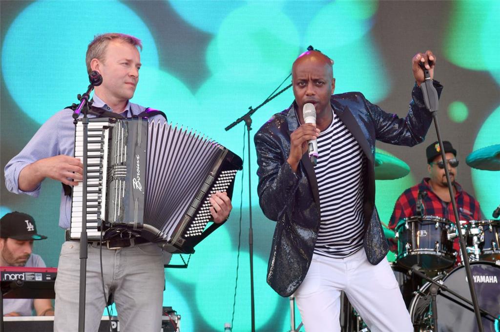 Eröffnung Seestadtfest. Jared Dibaba singt Platt. Foto:  Scheschonka