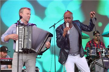 Eröffnung Seestadtfest. Jared Dibaba singt Platt. Foto:  Scheschonka