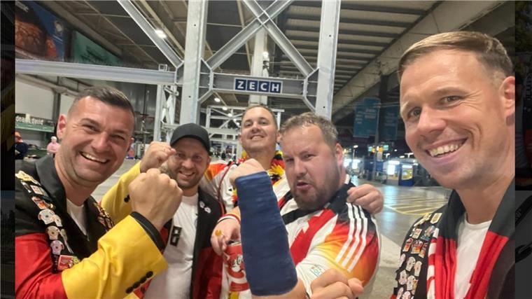 Plötzlich knackt die Hand - Bremerhavener nach Füllkrug-Schuss in Notaufnahme Erst auf dem Bahnhof hat Kai Flathmann (2. von rechts) seine Freunde um Dennis Jesionek (ganz re.) und Patrick Temmen (ganz links) wiedergetroffen und zeigt seinen Gipsarm.
