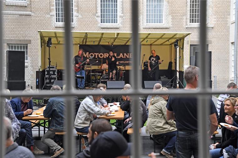 Erst Bratwurst und Kartoffelsalat, dann Rockmusik: Ruhig und entspannt lauschten die Gefängnisinsassen den Klängen der Band Motorplanet im Hof der Justizvollzugsanstalt.