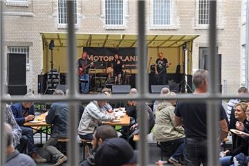 Erst Bratwurst und Kartoffelsalat, dann Rockmusik: Ruhig und entspannt lauschten die Gefängnisinsassen den Klängen der Band Motorplanet im Hof der Justizvollzugsanstalt.