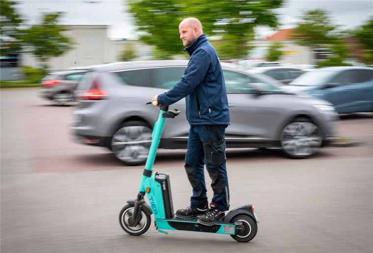 Zahl der E-Roller in Bremerhaven soll sich verdoppeln Koordinator Lennart Knaack auf einem E-Roller