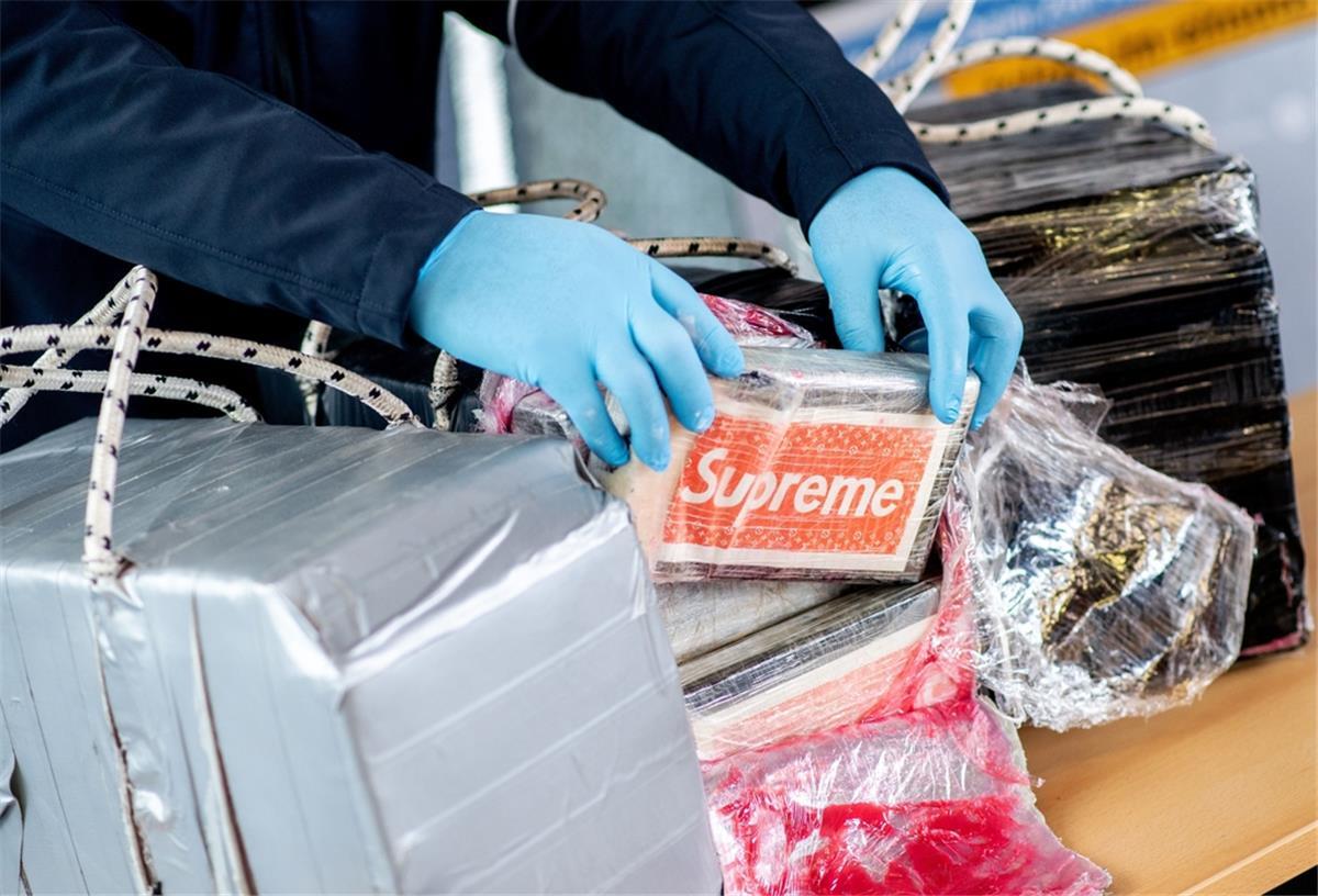 Tatort-Hafen: Hinweis-Meldeportal freigeschaltet Ein Zollbeamter öffnet ein Paket mit Kokain, das vom Zoll in einem Container entdeckt wurde.