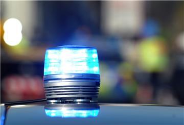 Fahrzeuge der Polizei mit Blaulicht stehen am Abend auf einem Platz
