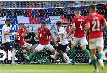 Erst in der 66. Minute gelingt Frankreichs Antoine Griezmann (3.v.r) das Tor zum Ausgleich gegen Ungarn.