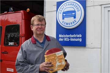Erst ist Karl-Wilhelm Schnars, Gemeindebrandmeister von Bramstedt, Opfer eines Einbruchs geworden, danach wird er aufgrund eines Fehlalarms zur Kasse gebeten.