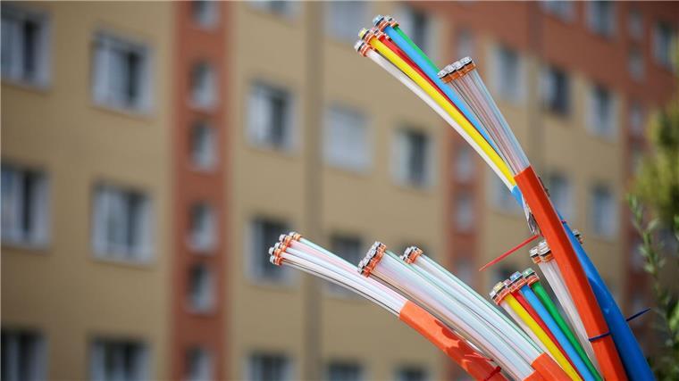 Zehn Millionen Haushalte haben Zugriff auf Telekom-Glasfaser Erst mal angeschlossen, bieten sie Highspeed-Internet: Glasfaserkabel, die aus dem Sockel eines Schaltschranks herausragen.