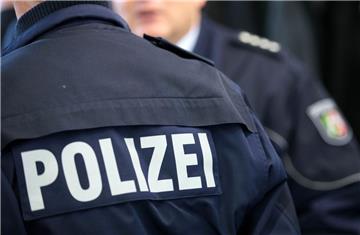Erst waren die beiden Räuber hilfsbereit, dann gaben sie sich als falsche Polizisten aus.