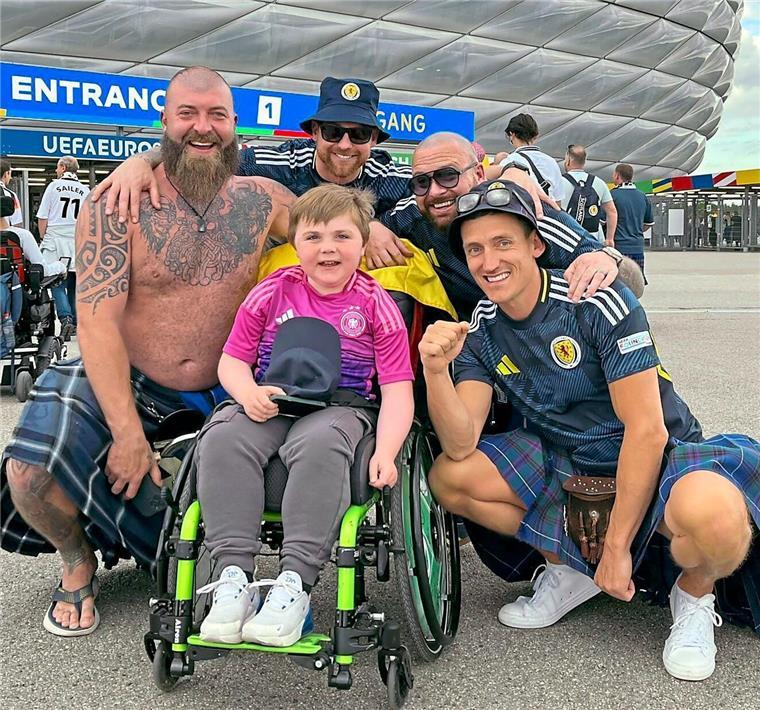 „Hallo Anton, Emre hier“: Botschaft von DFB-Spieler rührt Jungen zu Tränen