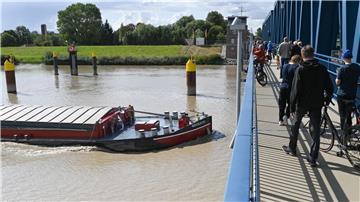 Erste Fußgänger und Radfahrer überquerten die neue Friesenbrücke bei Weener. 