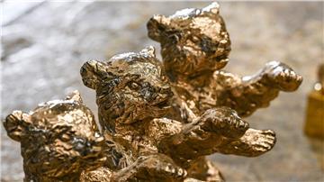 Erste Rohlinge der Berlinale-Bären sind in der Bildgießerei Hermann Noack zu sehen. Mit der umstrittenen Berlinale-Gala hat sich der Aufsichtsrat der Internationalen Filmfestspiele in einer Sondersitzung befasst.