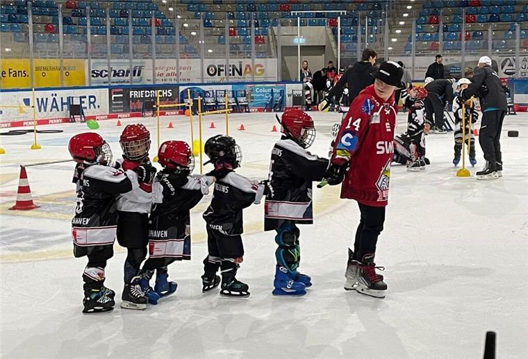 REV Bremerhaven feiert 40. Jubiläum Kinder auf dem Eis