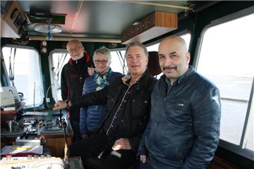 Erster Eindruck vom Drehort Fähre verschafften sich Dr. Gu¨nter Ihmels, Marieta Ahlers, Tom Edebohls und Sandro Giampietro.