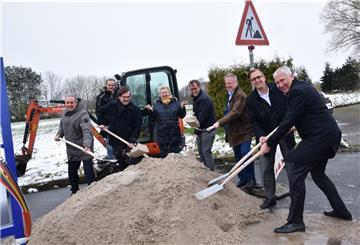 Erster offizieller Spatenstich für den Breitbandausbau im Gewerbegebiet Großensiel.