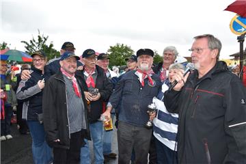 Erster Platz für den Shanty-Chor Spaden: Ortsbürgermeister Wolfgang Kothe (recht...