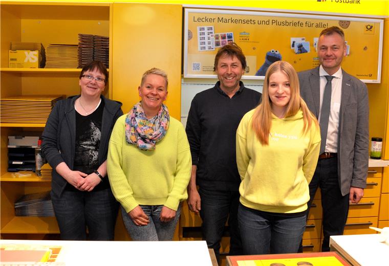 Die neue Post ist gleich ein Renner Erster Post-Tag im neuen Domizil (von links): Kerstin Flessner, Ivonne Winkelsesser, Jörg Fasting, Nataly Schulz und Arno Roskam von der Deutschen Post. Das Post-team im Schuhhaus fastimng an der Nordenhamer Bahnhofstraße freut sich auf Kunden.