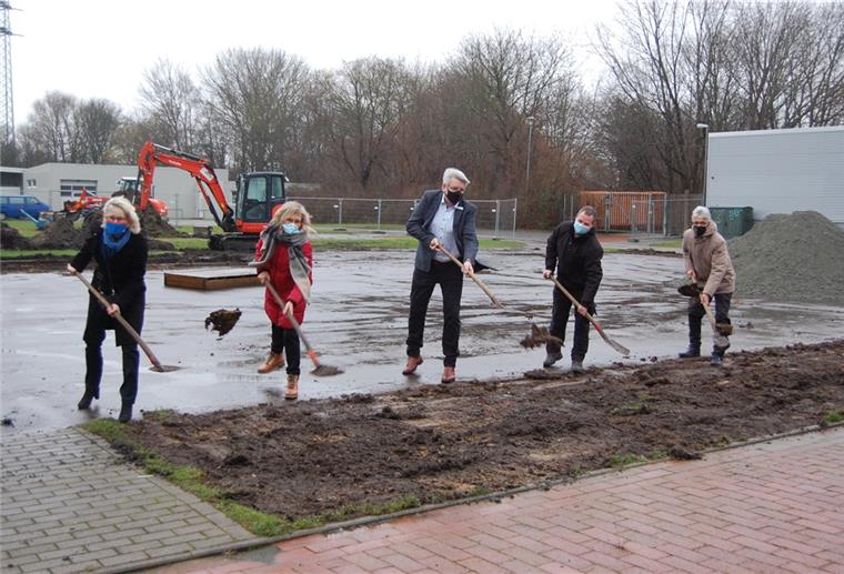 Erster Spatenstich für den Braker Skaterpark (von links): Christiane Thürlings (Raiffeisenbank Wesermarsch-Süd/VR Stiftung), Rieke Wiesensee (Bürgerstiftung Wesermarsch), Andreas Vollert (LzO-Stiftung Wesermarsch), Timo Dießner (Lassmalrollen) und Bürgermeister Michael Kurz.