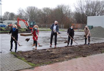 Erster Spatenstich für den Braker Skaterpark (von links): Christiane Thürlings (Raiffeisenbank Wesermarsch-Süd/VR Stiftung), Rieke Wiesensee (Bürgerstiftung Wesermarsch), Andreas Vollert (LzO-Stiftung Wesermarsch), Timo Dießner (Lassmalrollen) und Bürgermeister Michael Kurz.
