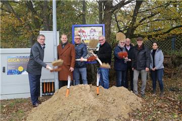 Erster Spatenstich für den Glasfaser-Ausbau (von links): Ludwig Kohnen (EWE), Hendrik Lüürs (EWE), Torsten Wüstenberg (EWE), Dieter Hoth (Firma Hoth), Bürgermeister Ulf Voigts, Holger Müller (Hoth), Ortsvorsteher Harald Michaelis und Emel Dinkci (Hoth).