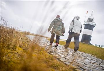 Erster Sturm des Jahres 2021 im März. Nur vereinzelte Personen trauen sich für einen Spaziergang im Wind am Wremer Tief.
