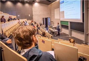 Erstes Probesitzen im Hörsaal mit Hygieneabstand: Die neuen Studenten bekommen die wichtigsten Informationen zum Hybrid-Studium. Foto: Hartmann