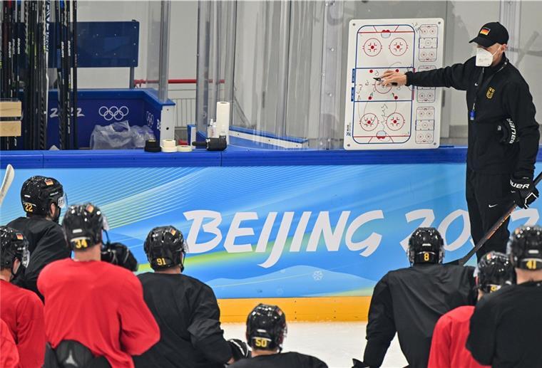 Eishockey-Training in Peking ohne vier deutsche Spieler Olympia, Eishockey, Training Team Deutschland im Nationalen Hallenstadion. Deutsche Eishockeyspieler hören auf die Anweisungen des Bundestrainers Toni Söderholm