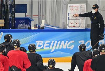 Olympia, Eishockey, Training Team Deutschland im Nationalen Hallenstadion. Deutsche Eishockeyspieler hören auf die Anweisungen des Bundestrainers Toni Söderholm 