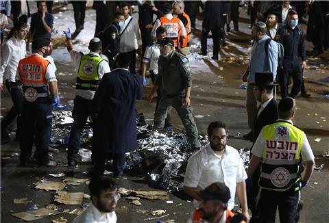 Ersthelfer arbeiten am Unglücksort der Massenpanik in der jüdisch-orthodoxen Pilgerstätte am Berg Meron. Bei einer Massenpanik auf einem jüdischen Fest im Norden Israels sind nach Angaben von Rettungskräften mindestens 38 Menschen ums Leben gekommen. 