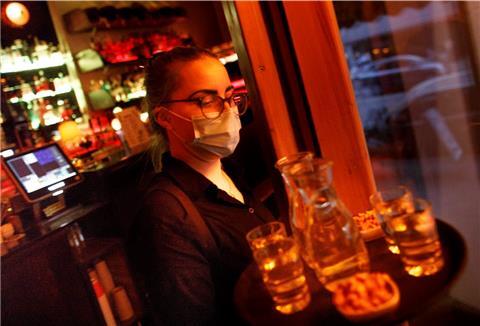 Erstmals dürfen auch Bars in Niedersachsen wieder öffnen, mit Ausnahme von Shisha-Bars.