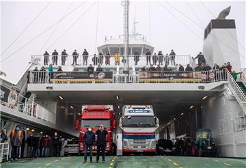 Passagiere und Fahrzeuge stehen auf der neuen Fähre „Greenferry I“. 