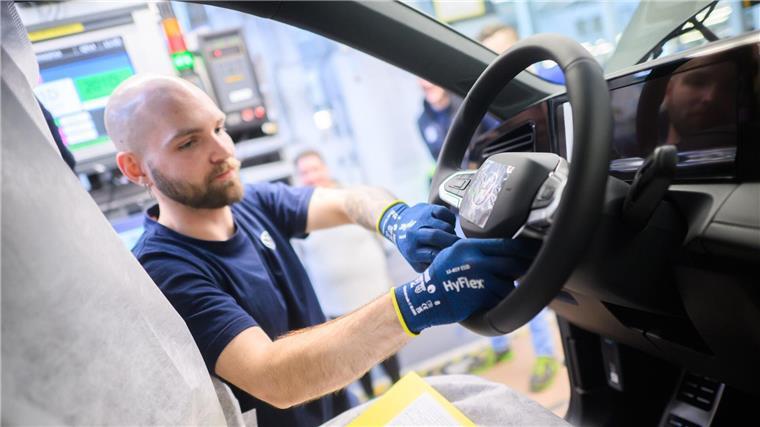 VW-Mitarbeiter erhalten Prämie noch einmal ungekürzt Erstmals seit 2019 wurden damit wieder mehr als 500.000 Autos in Wolfsburg gebaut. (Archivbild)
