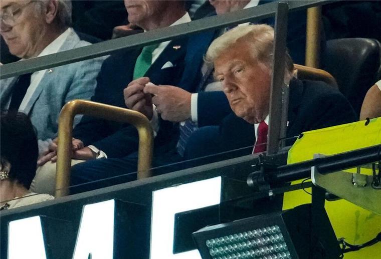 Superstar-Feuerwerk beim Super Bowl begeistert Zuschauer Erstmals war ein US-Präsident im Super-Bowl-Stadion