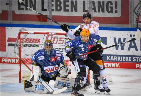 Erwartet kampfbetont ging es im ersten Playoff-Viertelfinale zwischen den Fischtown Pinguins und den Grizzlys Wolfsburg zu.