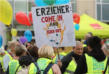Erzieher beim Streik.