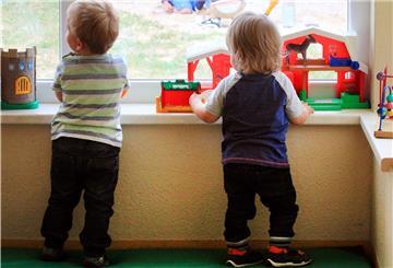 Kinder in einer Kita schauen aus dem Fenster.
