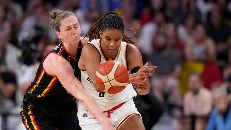 Niederlage in EM-Quali für deutsche Basketballerinnen Erzielte bei der Niederlage gegen Italien die meisten deutschen Punkte: Nyara Sabally (r).
