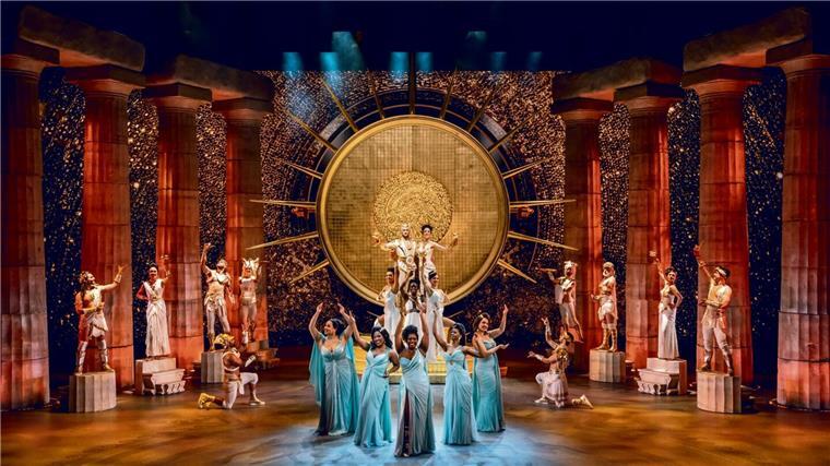 Musical-Premiere: Wenn Hercules zu quietschbunten Muskelspielen am Olymp lädt Es begann als Streit unter Brüdern - Goldjunge Zeus darf den Olymp regieren, hier strahlt und schwingt alles. Dem verstoßenen Bruder Hades bleibt nur die Unterwelt. Eine leidige Aufgabe. Voller Zorn über diese Ungerechtigkeit rächt er sich – und findet mit Zeus‘ Sohn Hercules sein perfektes Opfer…
