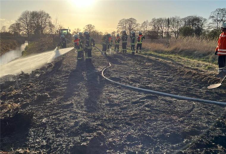Rotenburg: Schwelbrand in Unterkunft und Vegetationsfeuer halten Feuerwehr in Atem