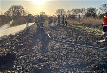 Rotenburg: Schwelbrand in Unterkunft und Vegetationsfeuer halten Feuerwehr in Atem