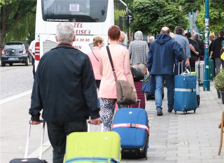 Es fahren keine Züge: Reisende mussten am Bremerhavener Hauptbahnhof in den Bus einsteigen.